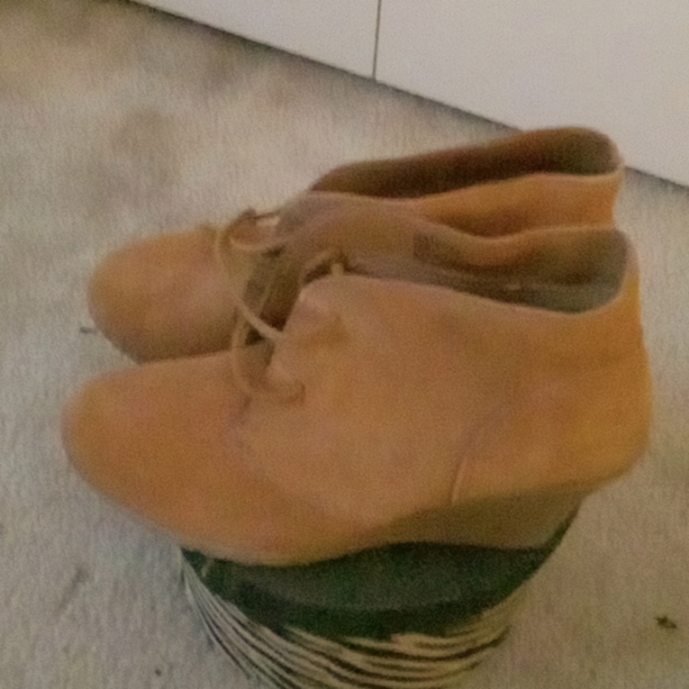 Real camel suede wedged  shoes.